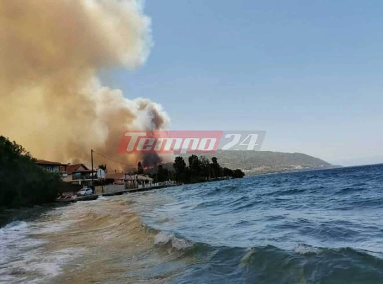 Φωτιά στην Αχαΐα: Εκκενώνονται Ζήρια, Άνω Ζήρια και Καμάρες - Κάηκαν τέσσερα σπίτια - Στο Λαμπίρι οι φλόγες